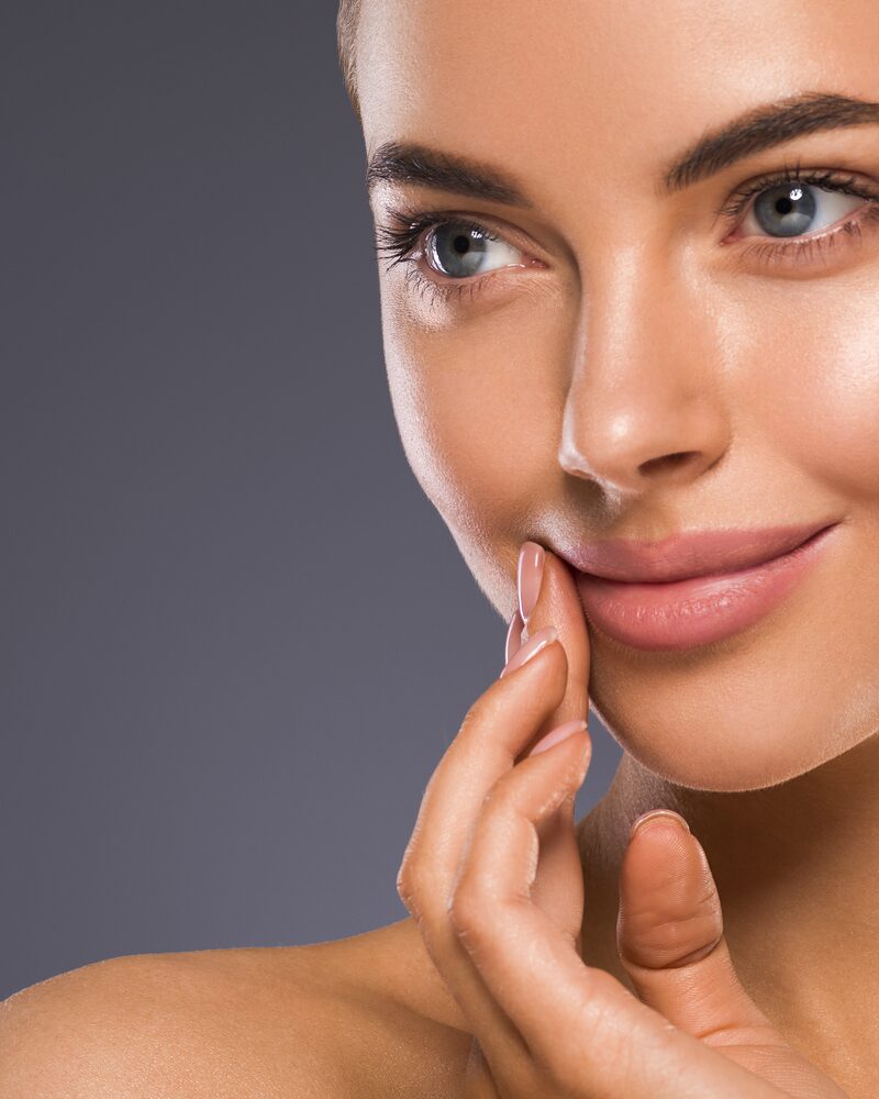 Close do rosto de uma mulher com pele saudável — tratamento de acne